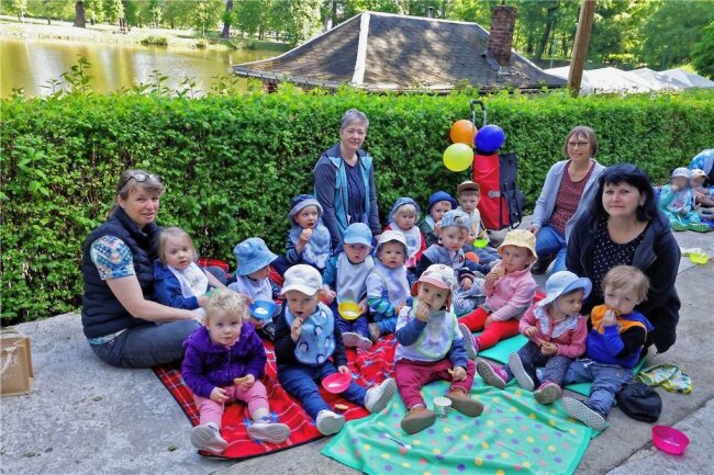 Eis schlecken am Gründelteich - Der Ausflug der Kinder mit ihren Tagesmüttern führte zum Glauchauer Gründelhaus-Eiscafé.