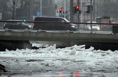 Vor der Brücke Reichsstraße stieg der Wasserpegel in kurzer Zeit erheblich an.