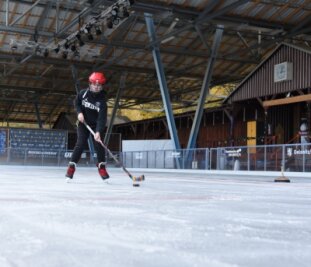 Eisbahn hofft auf freien Zugang für alle - Sandy Sünderhauf aus Oelsnitz testet beim Eishockey das Eis der Bahn im Freibad Elstergarten, die am Freitag eröffnet wird. 