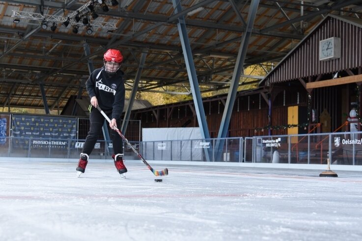 Eisbahn hofft auf freien Zugang für alle - Sandy Sünderhauf aus Oelsnitz testet beim Eishockey das Eis der Bahn im Freibad Elstergarten, die am Freitag eröffnet wird. 