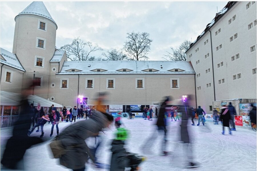 Eisbahn in Freiberg: Verkürzte Saison geplant - Schlittschuhläufer können sich freuen: Die Eisbahn auf dem Schlosshof Freiberg - hier ein Foto vom 26. Dezember 2021 - öffnet ab 16. November wieder. 