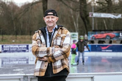 Eisbahn in Zwickau: Was Besucher über den Freizeitspaß wissen müssen - Elfried Börner, Streetworker bei der Diakonie Westsachsen, hat an der Eisbahn den Hut auf. Er hofft mit seinem Team auf viele zufriedene Besucher.