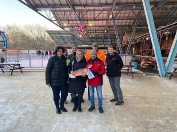 Eisbahn Oelsnitz: 10.000. Besucherin begrüßt - Nanette Otto (zweite von links) und das Eisbahn-Team. 