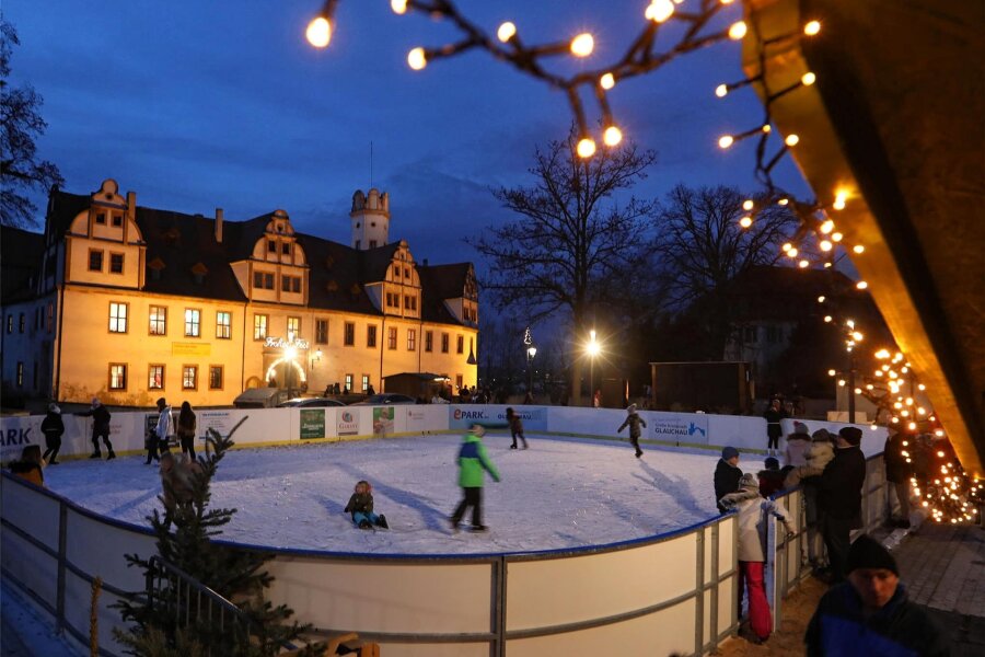 Eisbahn und Schlosspark: Glauchauer Weihnachtsmarkt wartet mit Überraschungen auf - In diesem Jahr wird es nach langer Zeit wieder eine Eisbahn vor dem Glauchauer Schloss geben.
