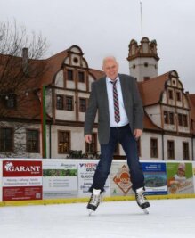 Eisbahn vor Glauchauer Schloss bleibt bis Februar - Auch OB Peter Dresler hat schon eine Ehrenrunde auf dem Eis gedreht.