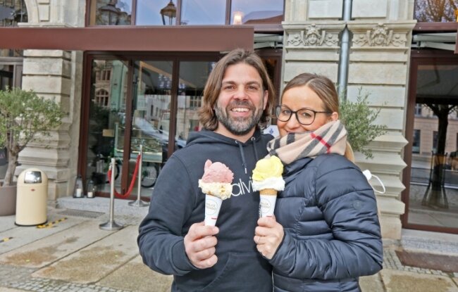 Eiscafé in einstiger Apotheke - Gabby und Federico Calligaro sind mit ihrem Eiscafé ins Nachbarhaus umgezogen. Wegen Corona gibt's derzeit nur Außer-Haus-Verkauf. 