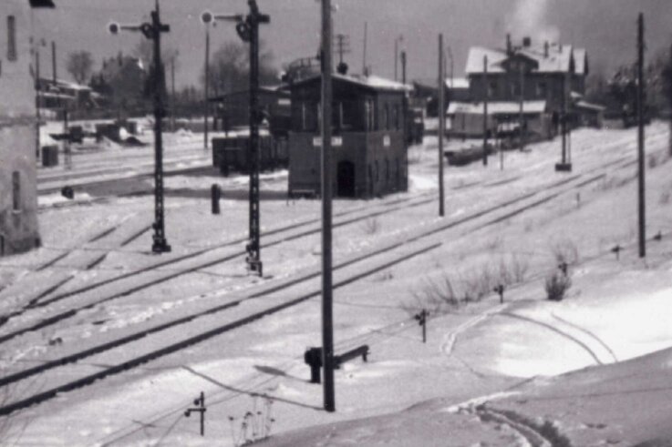 Eisenbahnenthusiast: "Es war ein schwarzer Tag für Zwönitz" - Das Stellwerk am Bahnhof Zwönitz auf einer Aufnahme von 1950. Zu der Zeit, als das Foto gemacht wurde, hatte der Bahnhof noch seine Bedeutung als ein Knotenpunkt von Eisenbahnlinien. 
