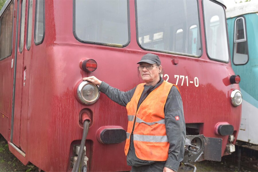 Eisenbahnliebhaber begeistert: Adorfer Verein öffnet Türen des historischen Bahnbetriebswerks - Vereinsvorsitzender Maik Pester vor einem der Leichtverbrennungstriebwagen, die beginnend 1964 und noch bis 1990 auch auf Strecken im Vogtland verkehrten.