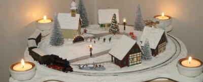 Eisenbahnromantik im Adventskranz - Einen Adventskranz mit Modelleisenbahn hat Frank Liebers gebastelt. Zu Weihnachten werden die beiden vierjährigen Enkelkinder damit spielen. Die einmalige Miniatur-Landschaft ist 50 mal 50 Zentimeter groß. 
