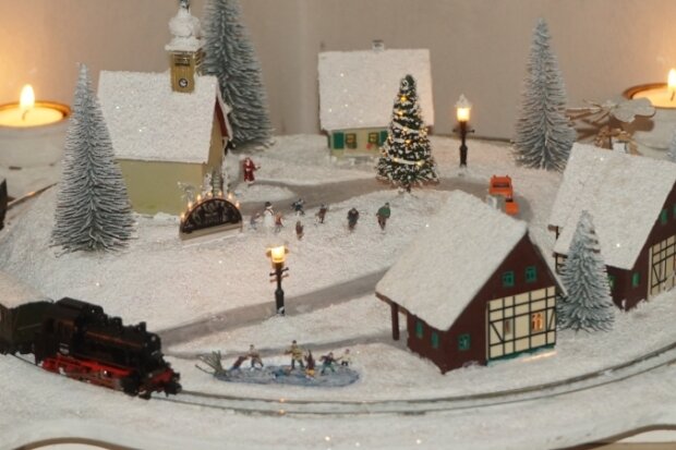 Eisenbahnromantik im Adventskranz - Einen Adventskranz mit Modelleisenbahn hat Frank Liebers gebastelt. Zu Weihnachten werden die beiden vierjährigen Enkelkinder damit spielen. Die einmalige Miniatur-Landschaft ist 50 mal 50 Zentimeter groß. 