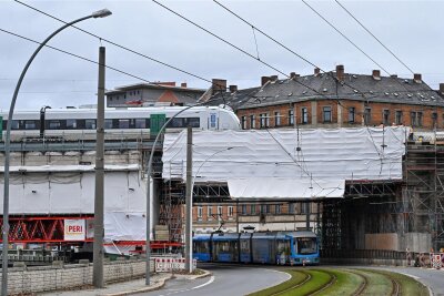 Eisenbahnviadukt Chemnitz: Weitere Etappe bei der Sanierung geschafft - Auf dem Viadukt rollt der Verkehr nun wieder zweigleisig. Die Sanierung neigt sich damit dem Ende entgegen.