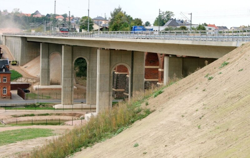 Eisenbahnviadukt hat Nachbarn bekommen - 
              <p class="artikelinhalt">Die Brücke, die das Leubnitztal im Werdauer Ortsteil überspannt ist nach zweijähriger Bauzeit jetzt fertig geworden. Freigegeben ist sie allerdings noch nicht, weil die Straßenanschlüsse noch fehlen. Lediglich Baufahrzeuge dürfen die Brücke passieren.</p>
            