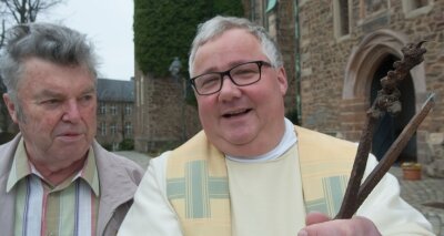 Eiserne Zeugen erinnern an Luftangriff auf St.-Wolfgang-Kirche - Jürgen Tschiedel (links) und Pfarrer Meinel mit den Nägeln.