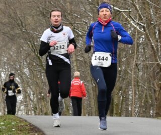 Eiseskälte spielt keine Rolle - Anja Jakob vom VSC Klingenthal (rechts) wurde über 10 Kilometer Gesamtdritte. 