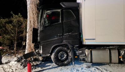 Eisglätte: Lkw kracht gegen Baum - Am Donnerstagabend rutschte der Lkw in Gahlenz auf glatter Straße gegen einen Baum. Der Fahrer wurde dabei schwer verletzt. 