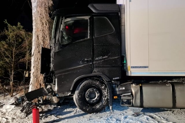 Am Donnerstagabend rutschte der Lkw in Gahlenz auf glatter Straße gegen einen Baum. Der Fahrer wurde dabei schwer verletzt. 