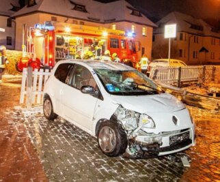 Eisglätte: Renault landet in Grundstück - Leicht verletzt hat eine 54-Jährige einen Unfall am Montagabend in Jahnsdorf überstanden. 
