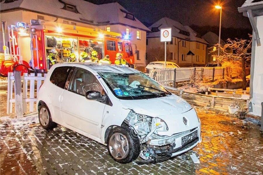 Eisglätte wird Renaultfahrerin in Jahnsdorf zum Verhängnis - Bei einem Unfall auf der Adorfer Straße in Jahnsdorf hat sich am Montagabend ein 54-jährige Renaultfahrerin leicht verletzt. 