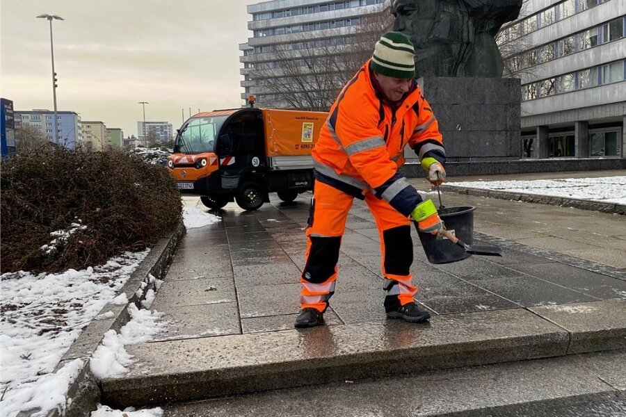 Eisglatter Start in die Woche - ASR-Mitarbeiter Janos Kovacs beim Streuen am Marx-Monument. Leichter Regen hatte die Fläche neu überfrieren lassen. 