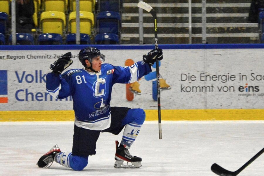 Eishockey: Chemnitz Crashers jubeln und schieben Frust - Crashers-Kapitän Kenneth Hirsch jubelt über seinen Treffer zum 6:2 im Heimspiel gegen Niesky.