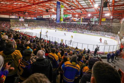 Eishockey-Derby zwischen Crimmitschau und Weißwasser: Polizei war kurz nach der Partie in beiden Fanblocks im Einsatz - Das Kunsteisstadion im Sahnpark war mit 4618 Zuschauern gefüllt.