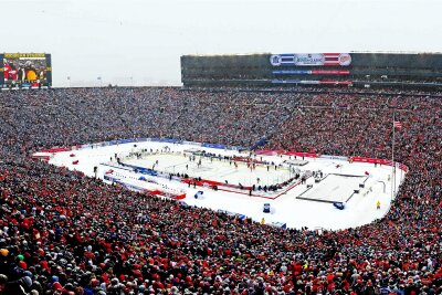 Eishockey-Event in Klingenthal: Vogtland Arena reiht sich in besondere Liste ein - Das Michigan Stadium im us-amerikanischen Ann Arbor hält bis heute den weltweiten Zuschauerrekord für ein Eishockeyspiel. Im Rahmen der Winter Classic der NHL kamen am 1. Januar 2014 mehr als 105.000 Besucher zur Partie zwischen den Toronto Maple Leafs und den Detroit Red Wings.
