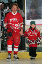 Eishockey-Fans trauern um Guy Phillips - Guy Phillips vorm Benefizspiel mit einem All-Stars-Team am 31. März 2007 im Sahnpark-Stadion.
