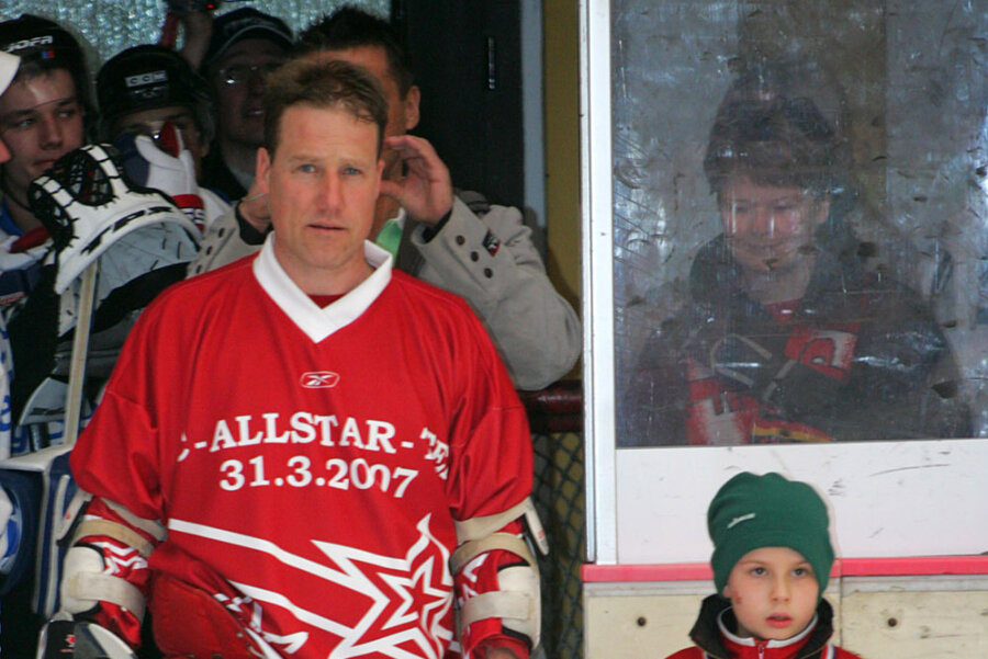 Eishockey-Fans trauern um Guy Phillips - Guy Phillips vorm Benefizspiel mit einem All-Stars-Team am 31. März 2007 im Sahnpark-Stadion.