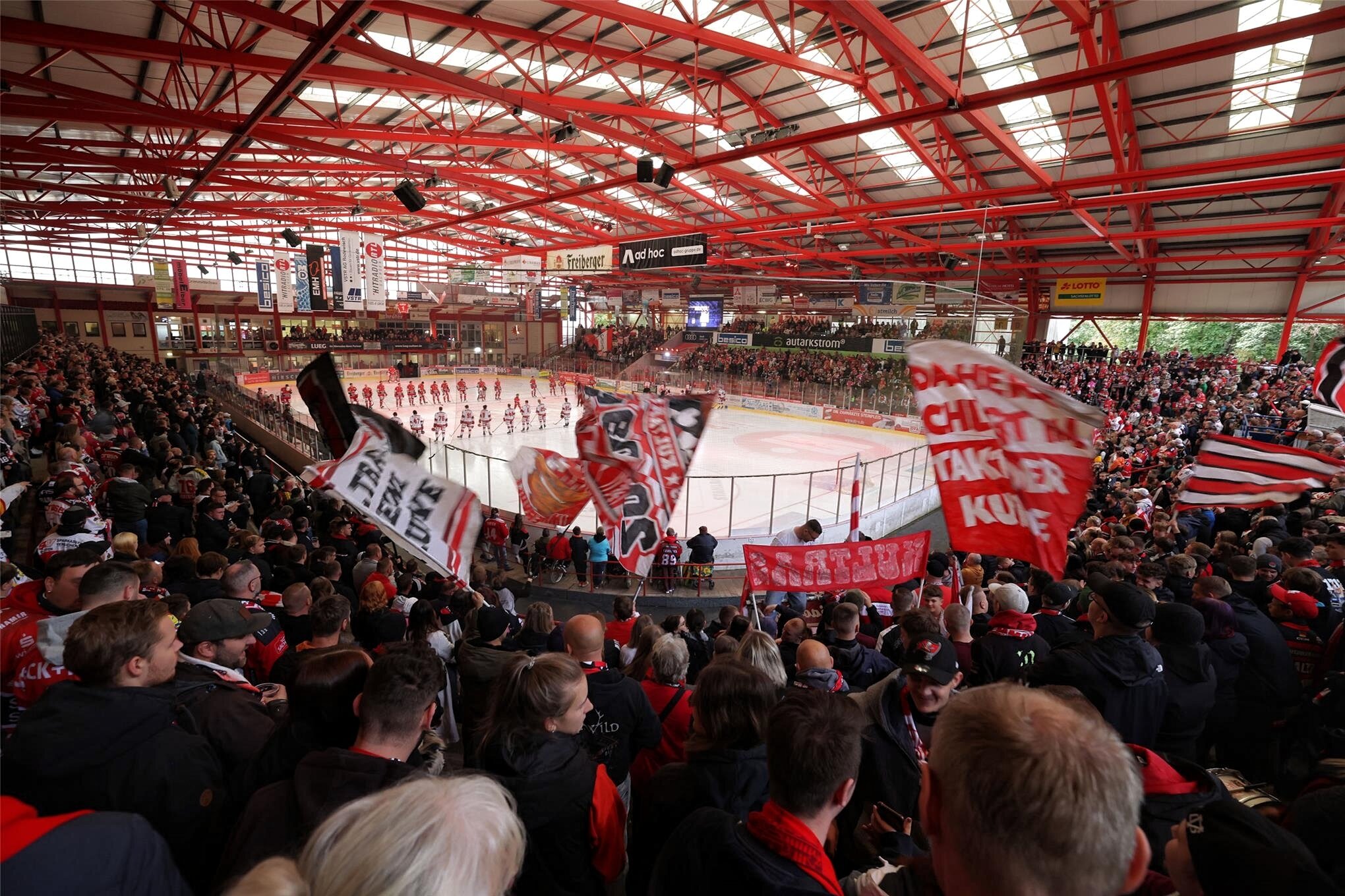 EishockeyFreude oder EishockeyFrust Was ein rappelvolles Sahnpark