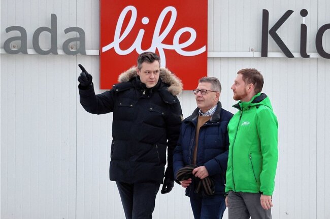 Eishockey in Crimmitschau: Was macht Michael Kretschmer im Sahnpark? - ETC-Vereinschef Matthias Gerth (Mitte) mit Jan Löffler und Michael Kretschmer auf dem Weg zur Eispiraten-Partie. 