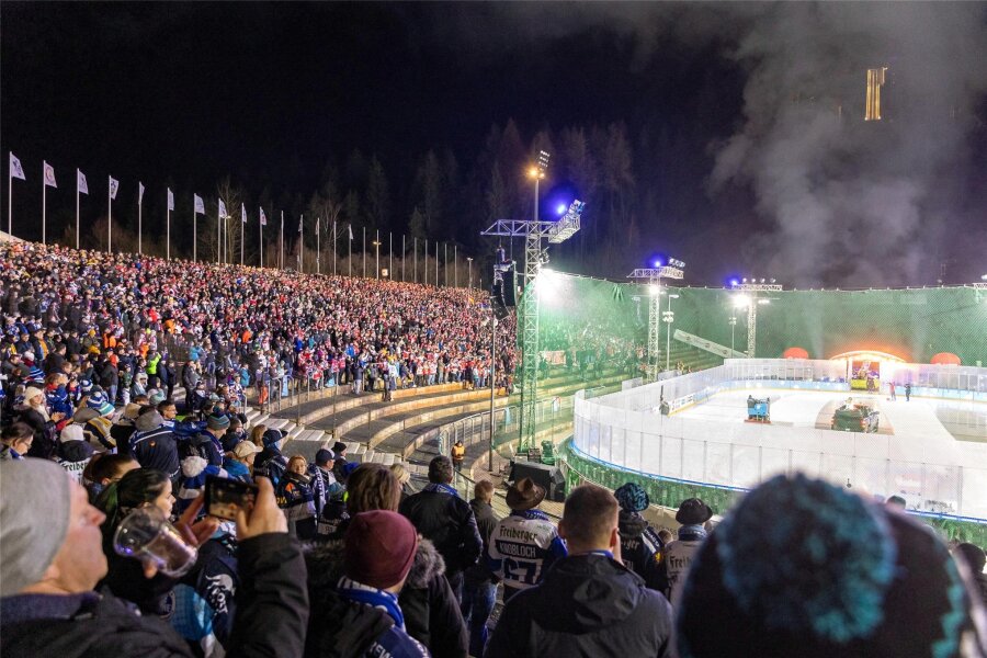 Eishockey in Klingenthal mit Finanzloch beendet: Wie hoch der Fehlbetrag ist und wer ihn trägt - Ein Teil der Plätze in der Vogtland-Arena ist leer geblieben. Deshalb schließt die Sportwerk GmbH das Event mit einem Verlust ab.