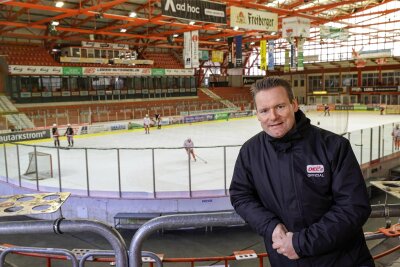 Eishockey in Klingenthal: Mit René Rudorisch sorgt ein Vogtländer für eine Weltpremiere im Vogtland - René Rudorisch, der aus Elsterberg stammt, ist als Geschäftsführer für den Spielbetrieb in der DEL 2 verantwortlich.