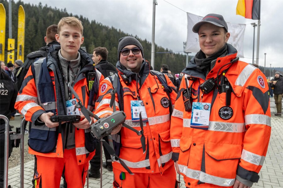 Eishockey in Klingenthal: So sichern Rettungskräfte das Event ab - Johannes Richter, Kai Wilhelm und Malek Glanc (von links) sind die Drohnenpiloten in der Arena.