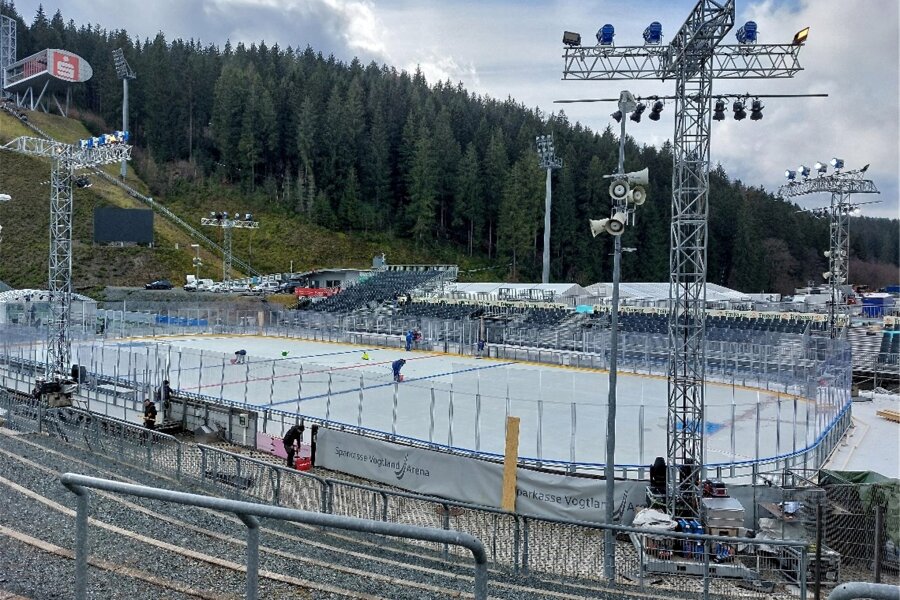Eishockey in Klingenthal: Wo es Parkplätze gibt und wann die Shuttlebusse starten - In Klingenthal ist der Aufbau des Eishockey-Stadions fast abgeschlossen.