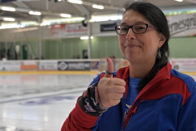 Eishockey in Schönheide: Erstmals führt eine Wölfin das Rudel an - Daumen hoch für die Frau an der Spitze des Rudels: Susann Morgner ist neue Vorsitzende der Schönheider Wölfe. 