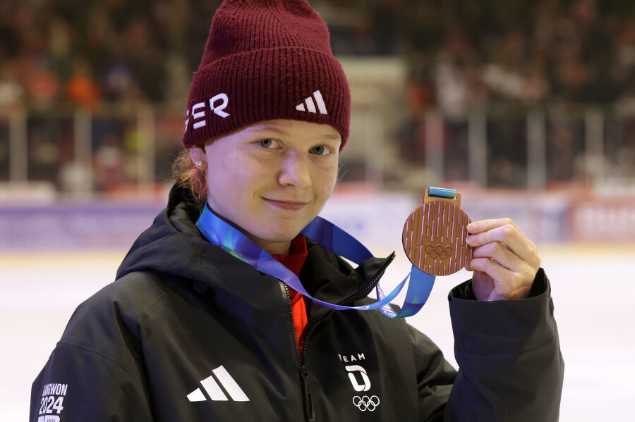 Eishockey: Nicht nur Olympiamedaille sorgt bei Crimmitschauerin für Gänsehaut - Nicht nur die Medaille erinnert Mathilda Heine künftig an den Erfolg in Südkorea. Auch die Teamkleidung mit den Olympischen Ringen lässt die 15-Jährige immer wieder an Südkorea zurückdenken.