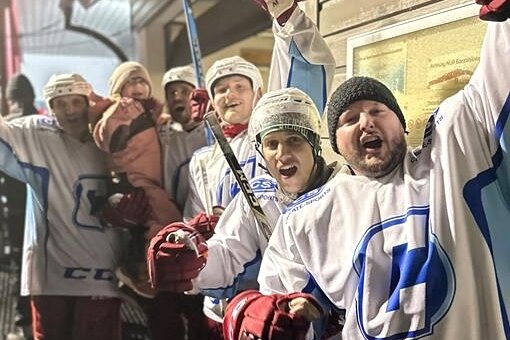Eishockey: Puckjagd ohne Schlittschuhe dient einem guten Zweck - Die Laune in Oberwiesenthal war bei allen Beteiligten bestens.