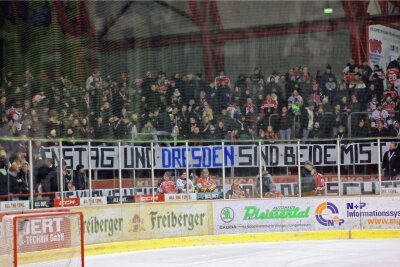 Eishockey-Sachsenderby in Crimmitschau: Polizeieinsatz, Fanprotest und ein "technischer Defekt" an den Kufen - Die Eispiraten-Fans haben gegen die Ansetzung des Derbys am Dienstag protestiert.