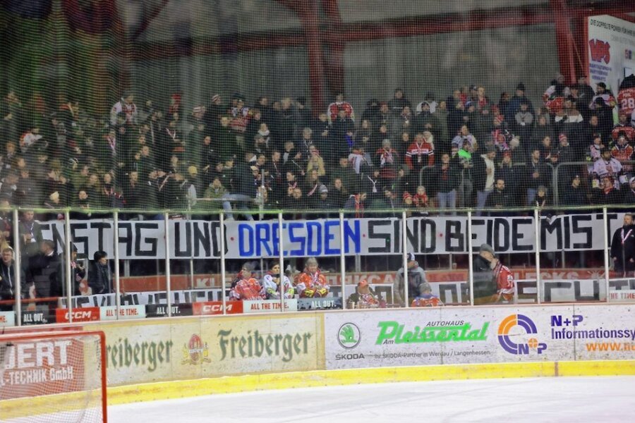 Eishockey-Sachsenderby in Crimmitschau: Polizeieinsatz, Fanprotest und ein "technischer Defekt" an den Kufen - Die Eispiraten-Fans haben gegen die Ansetzung des Derbys am Dienstag protestiert.