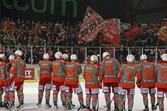 Eishockey-Sachsenderby: Warum die Eispiraten nicht mit einem großen Fanansturm rechnen - Die Eispiraten mit Fantribüne 