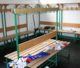 Eishockeyausrüstung aus Stadion in Schönheide gestohlen - Einbrecher haben in den Kabinen des Schönheider Eisstadions ihr Unwesen getrieben.