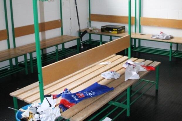 Eishockeyausrüstung aus Stadion in Schönheide gestohlen - Einbrecher haben in den Kabinen des Schönheider Eisstadions ihr Unwesen getrieben.