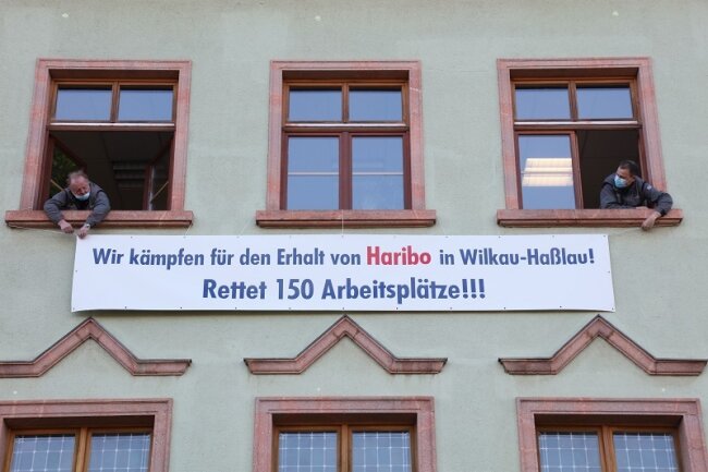 Seit Dienstag wirbt ein Banner am Rathaus von Wilkau-Haßlau für den Erhalt des Haribo-Standortes in der Stadt.