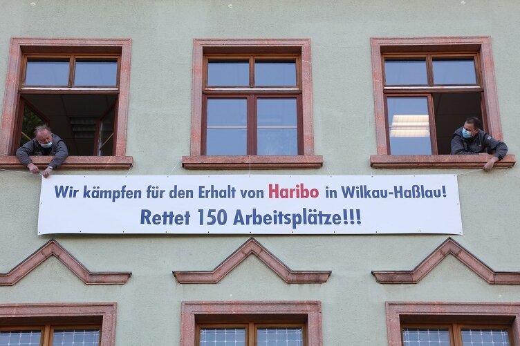 "Eiskalt abserviert": So denken Haribo-Mitarbeiter über das geplante Werks-Aus - Seit Dienstag wirbt ein Banner am Rathaus von Wilkau-Haßlau für den Erhalt des Haribo-Standortes in der Stadt.