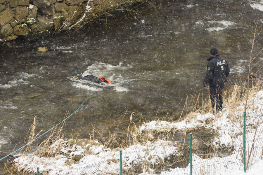Eiskalt: Polizei im Schwarzwasser auf Spurensuche - 