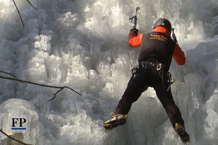 Eiskletterer erklimmen Blauenthaler Wasserfall - 