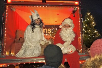 Eiskönigin bringt im Erzgebirge Geschenke mit der Feuerwehr - Eiskönigin und Weihnachtsmann waren mit einem Feuerwehr-Konvoi in Bärenstein auf Tour und brachten Geschenke. 