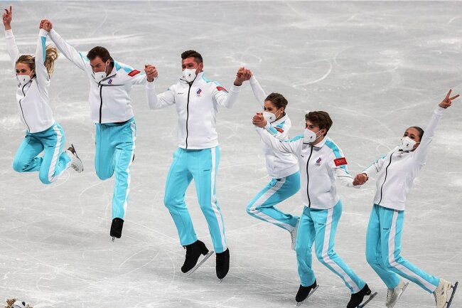Geschafft: Die russische Mannschaft jubelt über Gold im Teamwettbewerb. 