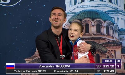 Eiskunstlauf: Junge Russin zeigt in Kür zwei Vierfache - Die 13-jährige Alexandra Trusowa (r.) hat in Sofia einen neuen Weltrekord aufgestellt.