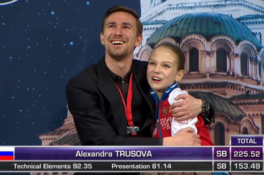 Eiskunstlauf: Junge Russin zeigt in Kür zwei Vierfache - Die 13-jährige Alexandra Trusowa (r.) hat in Sofia einen neuen Weltrekord aufgestellt.